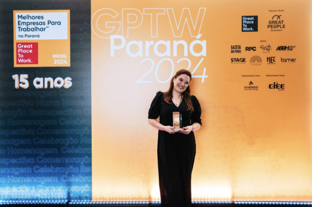 Camila Weingartner, gerente de Recursos Humanos da ROIT, recebendo o prêmio GPTW